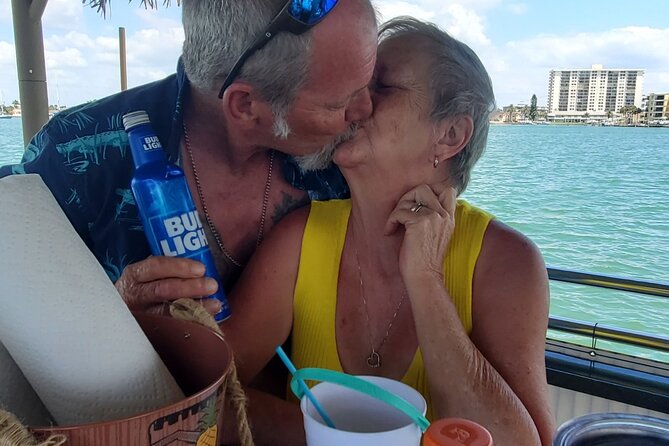 1,5h Tiki Tour with Unlimited Alcoholic Drinks, Clearwater Beach - Celebrity mansions and quick photo stops