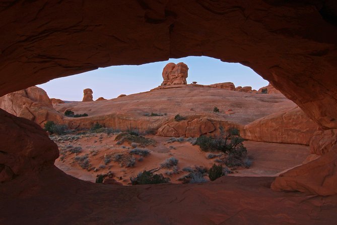 Arches National Park 4x4 Adventure from Moab - Eye of the Whale: seeing it from the ground and from under the arch