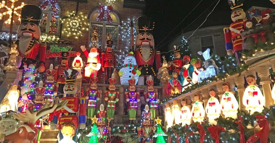 Brooklyn: Dyker Heights Christmas Walking Tour - Main Event: 75 Minutes of Christmas Light Sightseeing