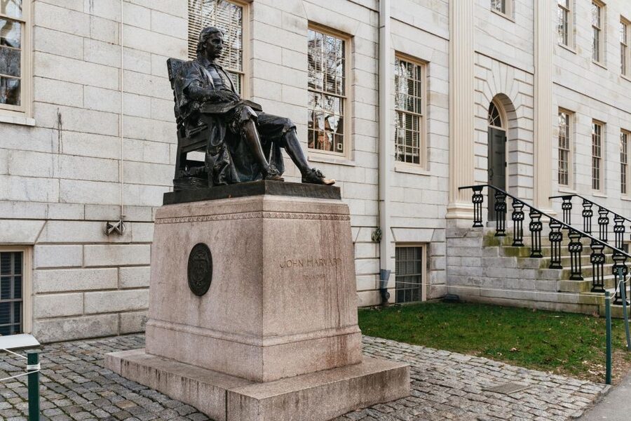 Cambridge: Harvard University Student-Guided Walking Tour - Finding Your Group: Harvard Square and the 70-Minute Rhythm