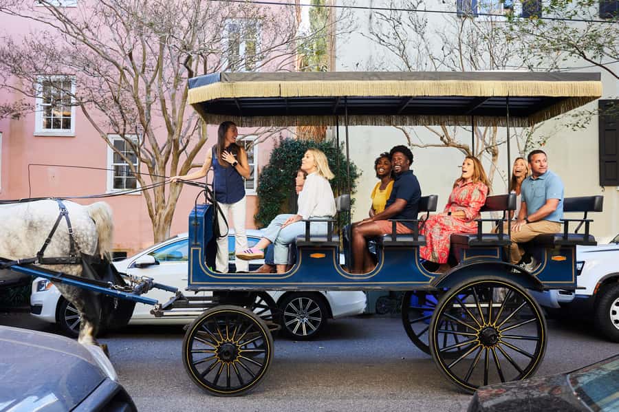 Charleston: Downtown Horse-Drawn Carriage Tour - The 60-minute guided tour: what you actually see and why the pace matters