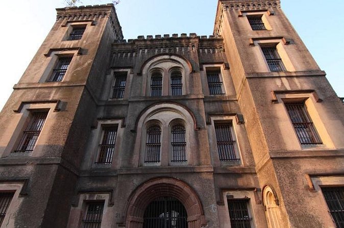 Charleston Haunted Jail Night-Time Walking Tour with Admission to Old City Jail - What you will actually see inside: limited access, best targets, and why it’s still worth it