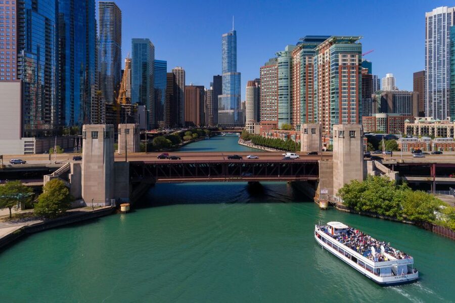 Chicago: 45-Minute Family-Friendly Architecture River Cruise - Cash bar and what you can bring onboard (and what you cannot)