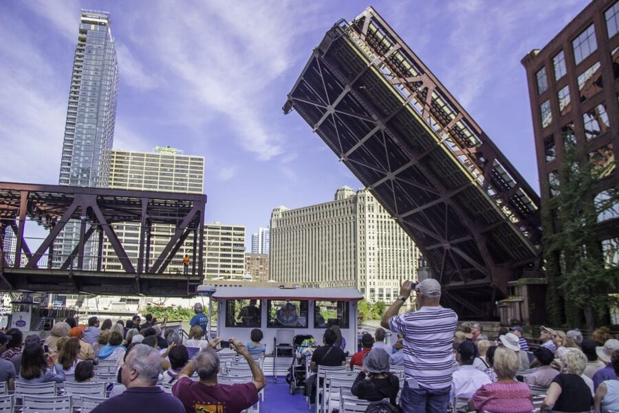 Chicago: 45-Minute Family-Friendly Architecture River Cruise - Getting to the dock at 400 N Michigan Avenue near the Wrigley Building