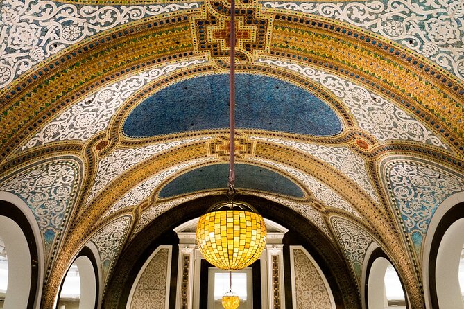 Chicago Architecture and True Crime Tour - Palmer House Hilton Historic Lobby: Where the Stories Start