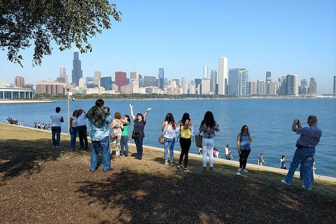 Chicago City Minibus Tour - Nightlife and upscale residential blocks, plus a quick Playboy Mansion stop