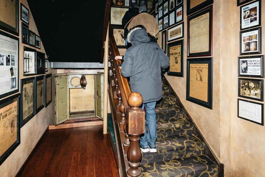 Chicago: Gangsters and Food Tasting Walking Tour - Steak stop: prime beef and a tunnel moment at Harry Caray’s