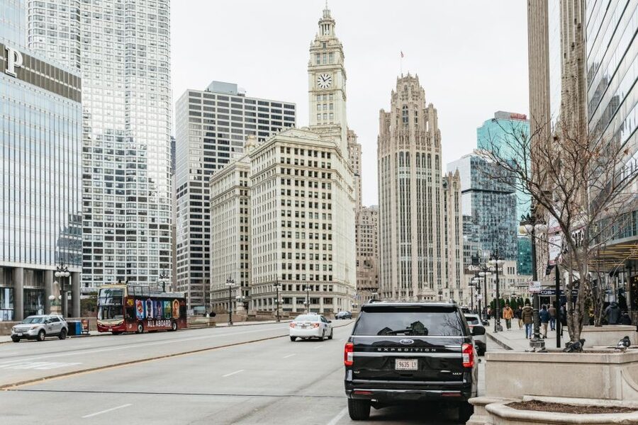 Chicago: Gangsters and Ghosts Guided Walking Tour - Chicago Theatre and Palmer House: where the architecture carries the mood