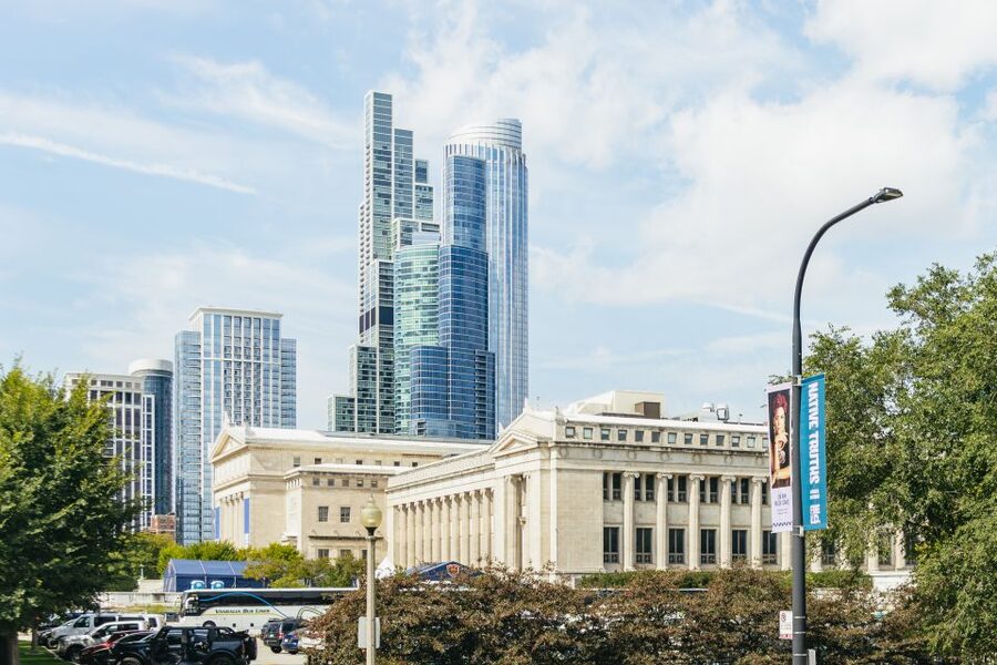 Chicago: Hop-on Hop-off Sightseeing Tour by Open-top Bus - Audio and earbuds: how the storytelling actually plays