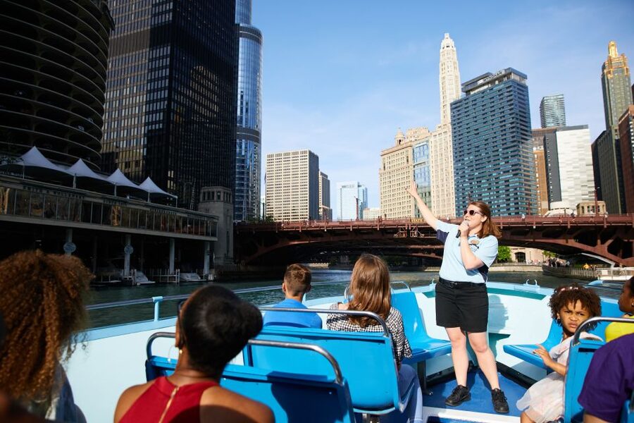 Chicago: Narrated Sightseeing River and Lake Cruise - Snacks and drinks: how to plan food without stressing