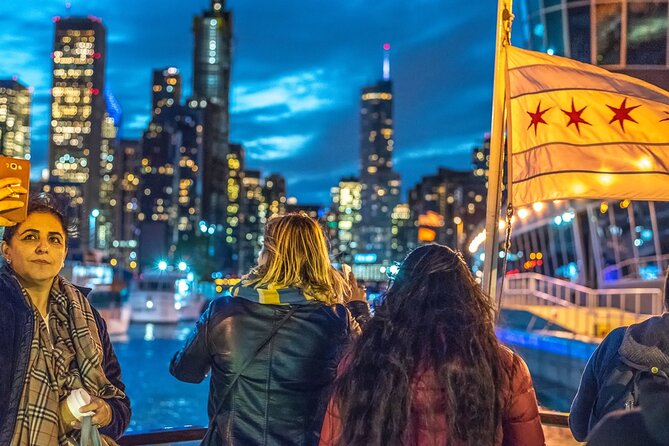 Chicago River 45-Minute Architecture Tour from Magnificent Mile - Getting photos without freezing (or missing the moments)