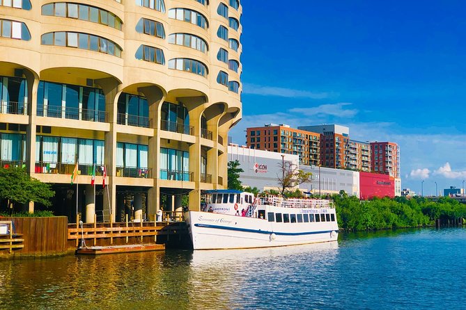 Chicago River 90-Minute Architecture Boat Tour - On-board comfort: open deck, covered seating, air conditioning, and the bar
