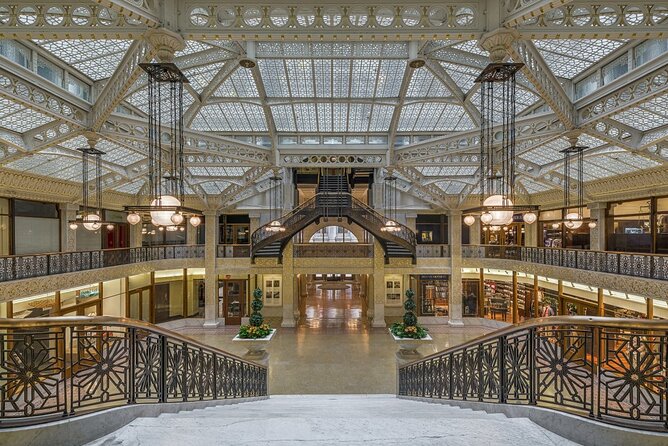 Chicago's Secret Interiors Architectural Walking Tour - Stop 1 and 2 in the Loop: Board of Trade, Willis Tower, and the La Salle canyon feeling