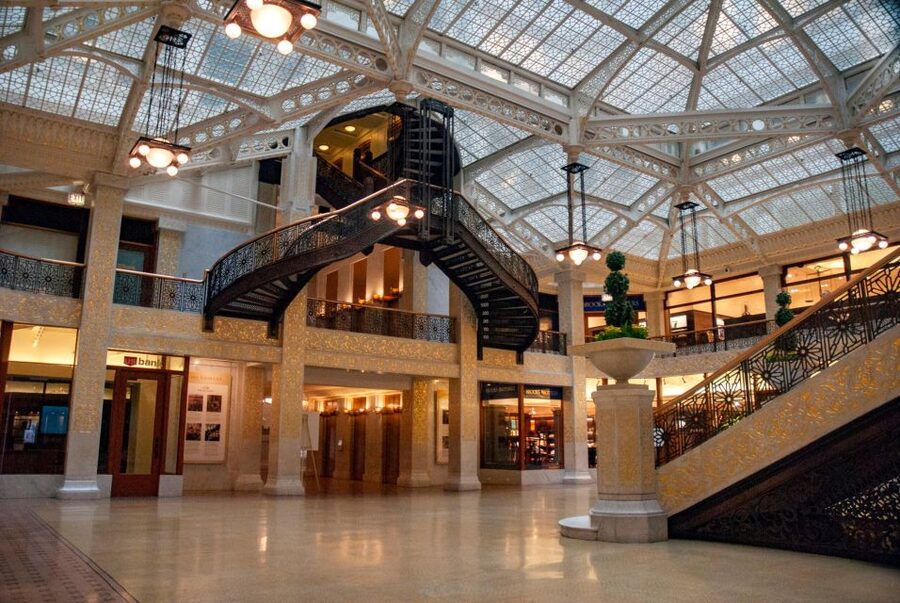 Chicago: Secret Interiors Architecture Walking Tour - A 2-hour Loop walk that trades big views for small details