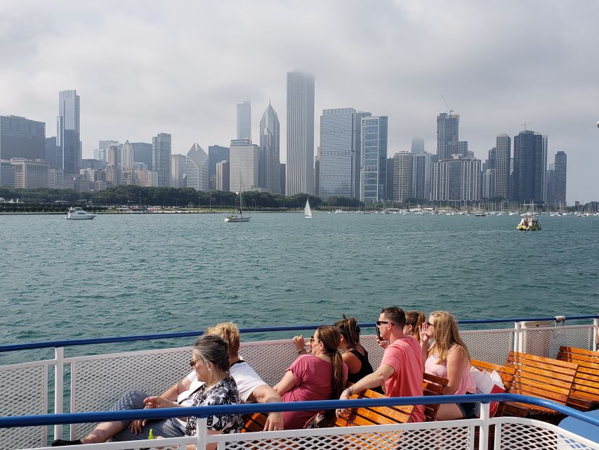 Chicago: Shoreline Lake Michigan Skyline Cruise - On-board comfort: bar, bathroom, and motion comfort