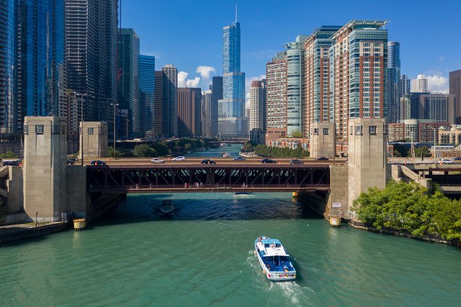 Chicago Sightseeing River and Lake Cruise - Why this Chicago cruise pairs Lake Michigan and the River so well