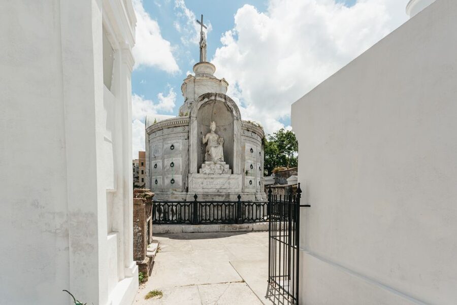 City Sightseeing New Orleans HOHO Bus Tour & Bookable Extras - Garden District and St. Charles Avenue: Magazine Street, big addresses, and slow-looking architecture