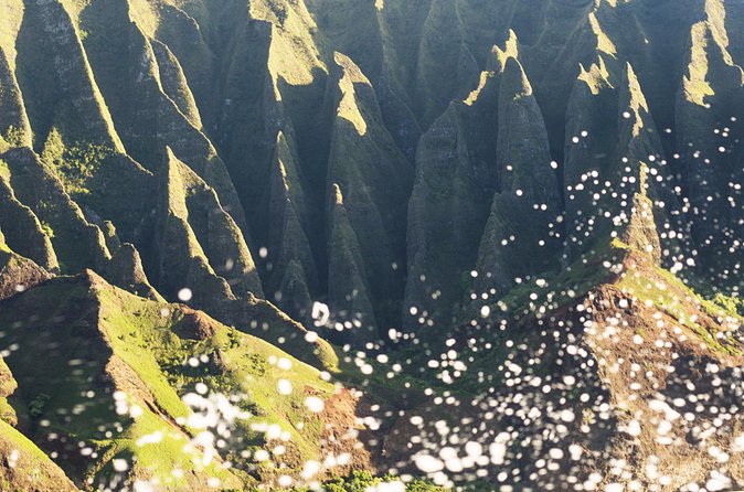 Deluxe Na Pali Sunset Tour on the Lucky Lady - The included dinner and open bar: why it makes the ride easier