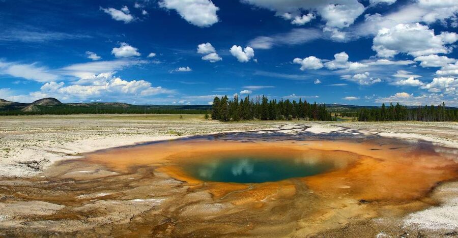 From Jackson: Yellowstone National Park Day Trip with Lunch - Leaving Jackson in a late-model van (and why it helps on a 10-12 hour day)