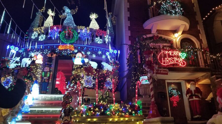 From Manhattan: 4-Hour Brooklyn Christmas Magic Tour - Meeting at the Hope Sculpture: small details that keep you from stress