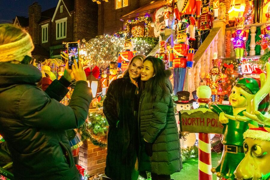 From Manhattan: 4-Hour Dyker Heights Holiday Lights Bus Tour - Should you book it?