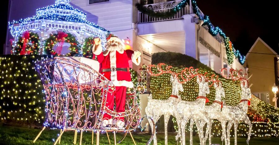 From Manhattan: Dyker Heights Lights & Skyline Tour - Bay Ridge quick photo stop: a taste before the main event