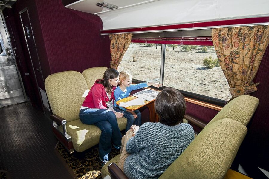From Williams: Grand Canyon Railway Round-Trip Train Ticket - Dining and drinks on the train: bar perks and food expectations