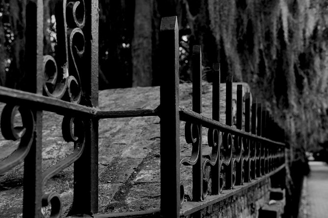 Genteel and Bard's Savannah Dark History and Ghost Encounter Walking Tour - Stop 1: Oglethorpe Square and Savannah’s Haunted Reputation