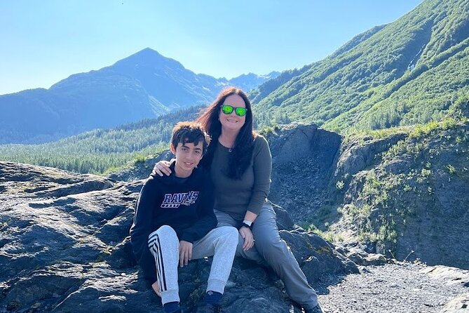 Glacier View & Wildlife Anchorage Adventure Tour - Beluga Point on Turnagain Arm: your fjord wildlife moment
