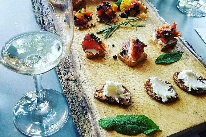 Healdsburg Small-Group Food and Wine Walking Tour - Entering downtown Healdsburg at 10:30 am