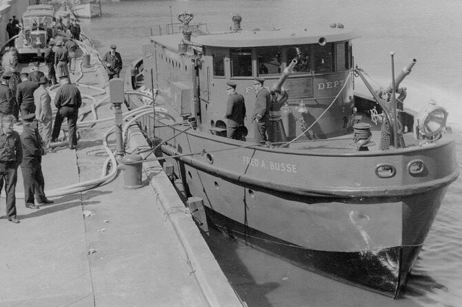 Historical and Architectural Chicago Fireboat River & Lake Cruise - On-board comfort: open bow seating, warm enclosed space, clean bathrooms