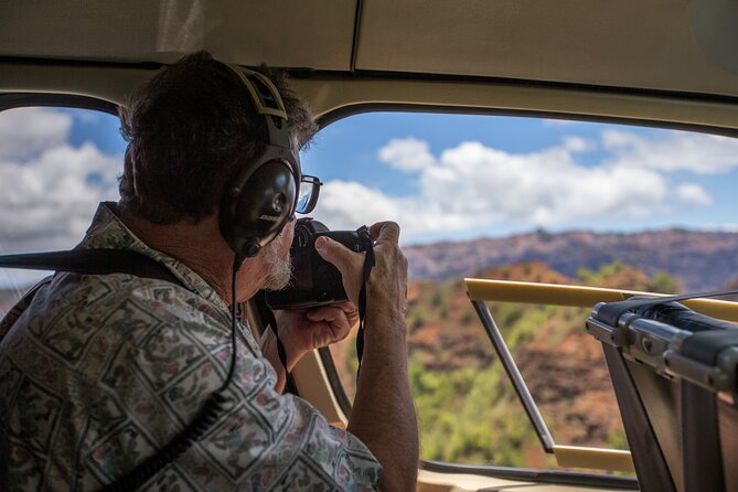 Kauai Deluxe Waterfall Safari: Helicopter Tour - Pilot narration, photo rules, and what to expect inside the cabin