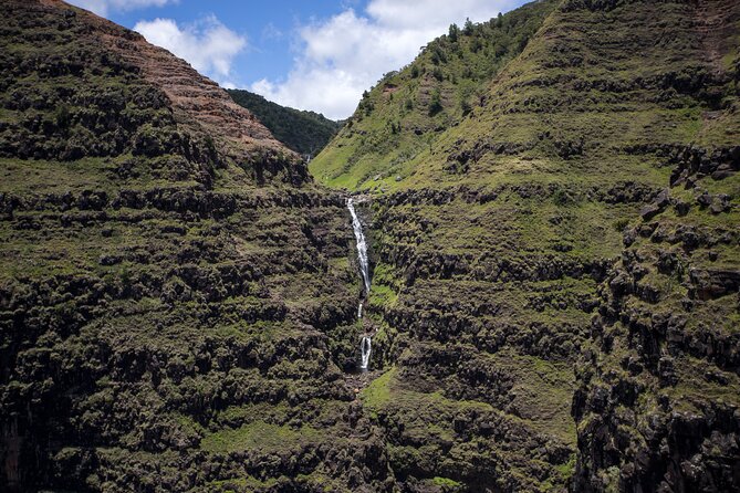 Kauai Deluxe Waterfall Safari: Helicopter Tour - Weather and route changes: how to keep your trip calm