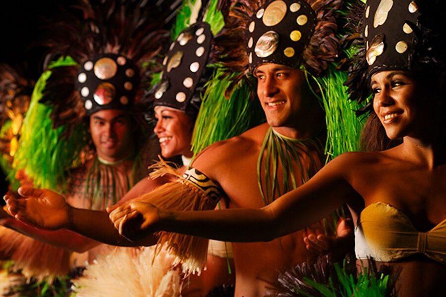 Kauai: Luau Kalamaku with Buffet Dinner & Show - Lei greeting, open bar, and how the evening flows