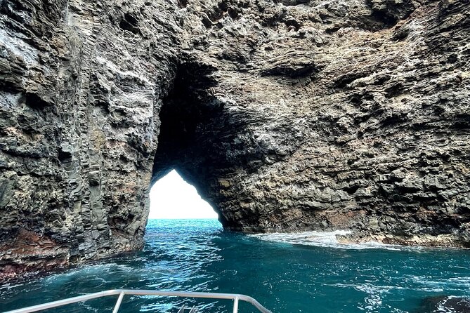 Kauai: NaPali Boat Tour on the Amelia K - Sea caves and waterfalls: the best part is how the captain times it