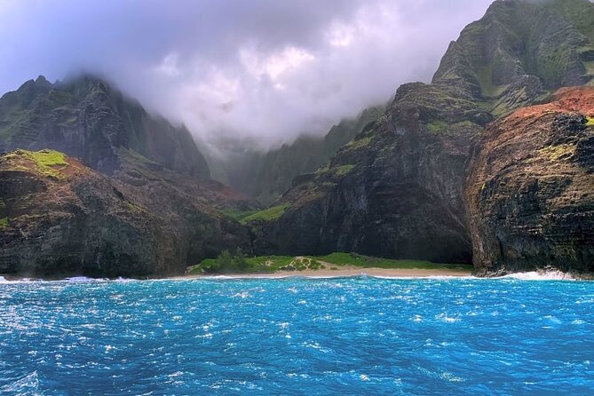 Kauai: NaPali Boat Tour on the Amelia K - Whales and dolphins, or snorkeling: what changes by season