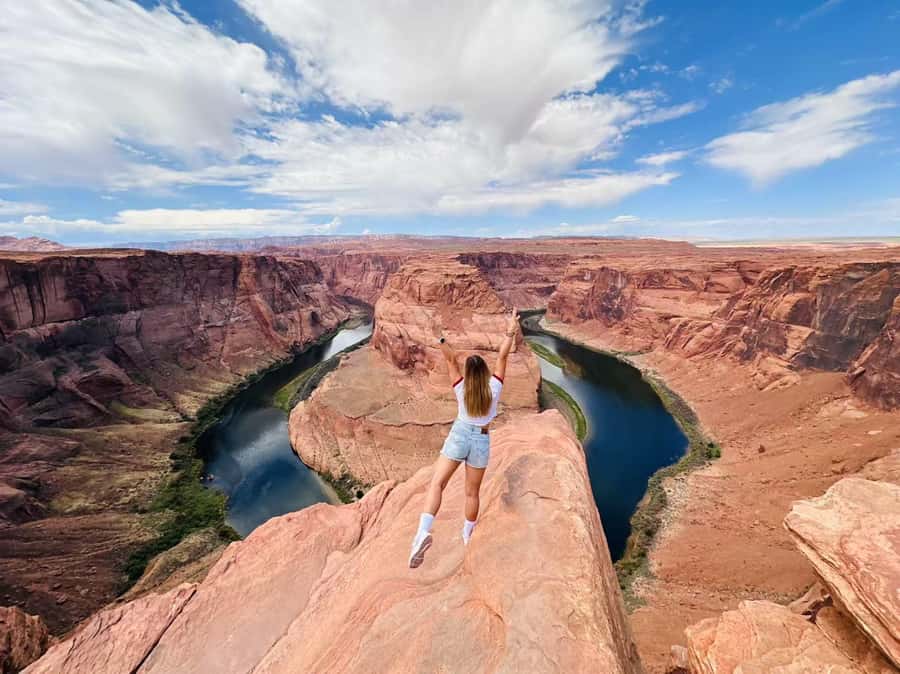 Las Vegas: Antelope Canyon Horseshoe Bend Tour & Lake Powell - Photo help: why the guides earn their tips