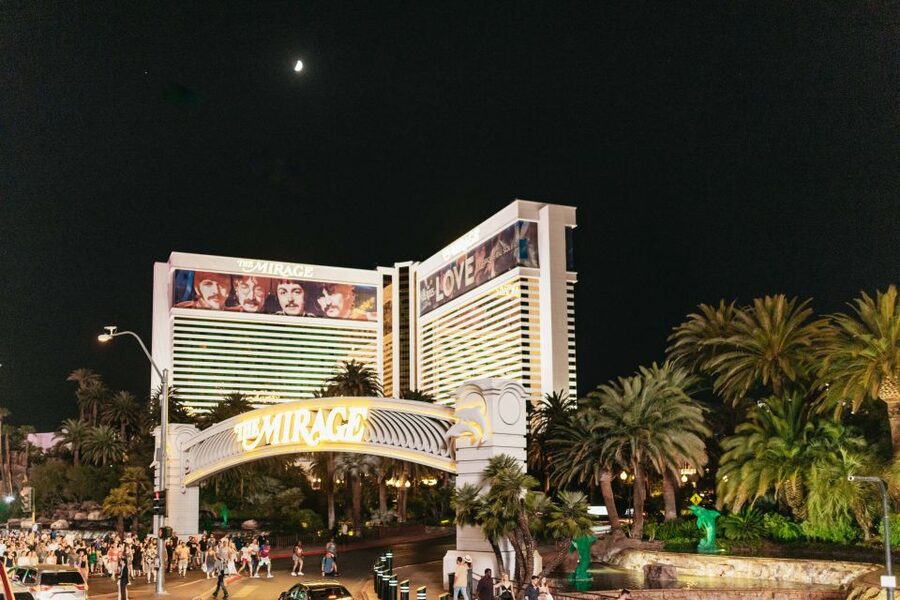 Las Vegas: Sightseeing Night Tour by Open-top Bus - Welcome Sign and Photo Timing on a Moving Route