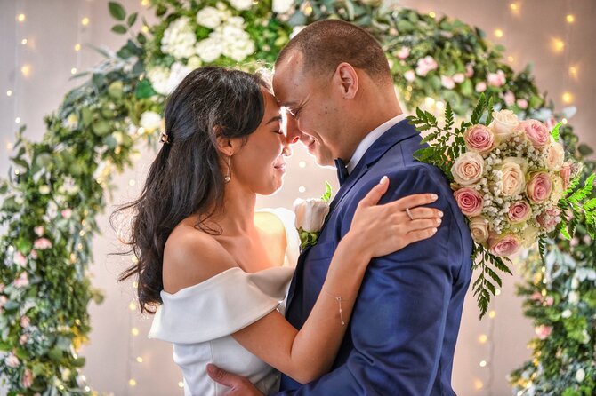 Las Vegas Wedding at The Little Vegas Chapel - Key takeaways before you book