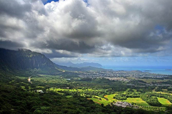 Majestic Circle Island Tour with Lunch - Waimea Valley: The 45-Foot Waterfall Swim Option