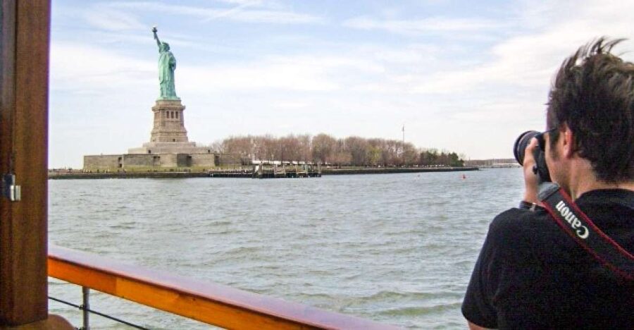 Manhattan: Statue and Skyline Cruise Aboard a Luxury Yacht - Drinks, tables, and what $60 actually buys you