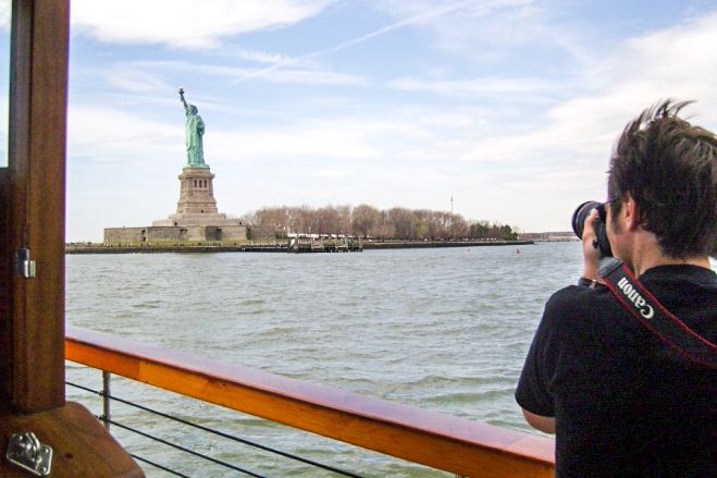 Manhattan: Statue and Skyline Cruise Aboard a Luxury Yacht - Photo opportunities without the stress