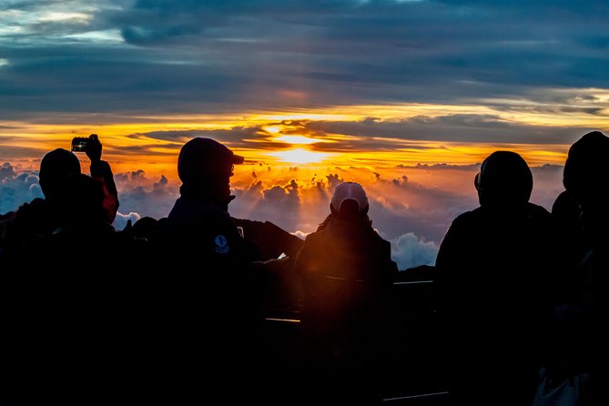 Maui: Haleakala Sunrise Spectacular with Local Breakfast - Getting from hotel pickup to the climb in an air-conditioned minibus