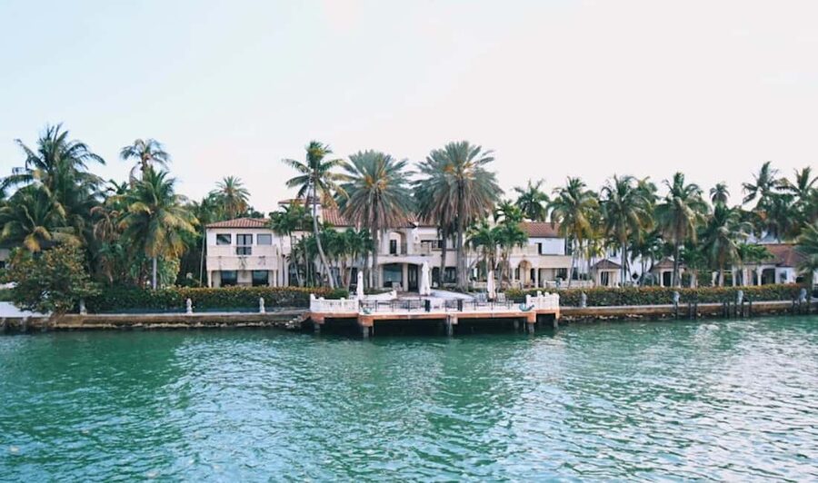 Miami: Biscayne Bay Millionaire's Homes Sightseeing Cruise - Onboard costs: drinks are for purchase, and they add up