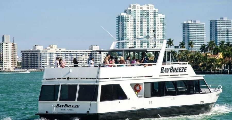 Miami: Biscayne Bay Millionaire's Homes Sightseeing Cruise - From Freedom Tower toward the Venetian Islands: your first real Miami skyline hit