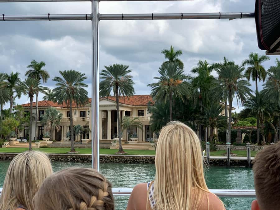 Miami: Biscayne Bay Millionaire's Row Boat Tour - Bar, snacks, and the optional open bar package