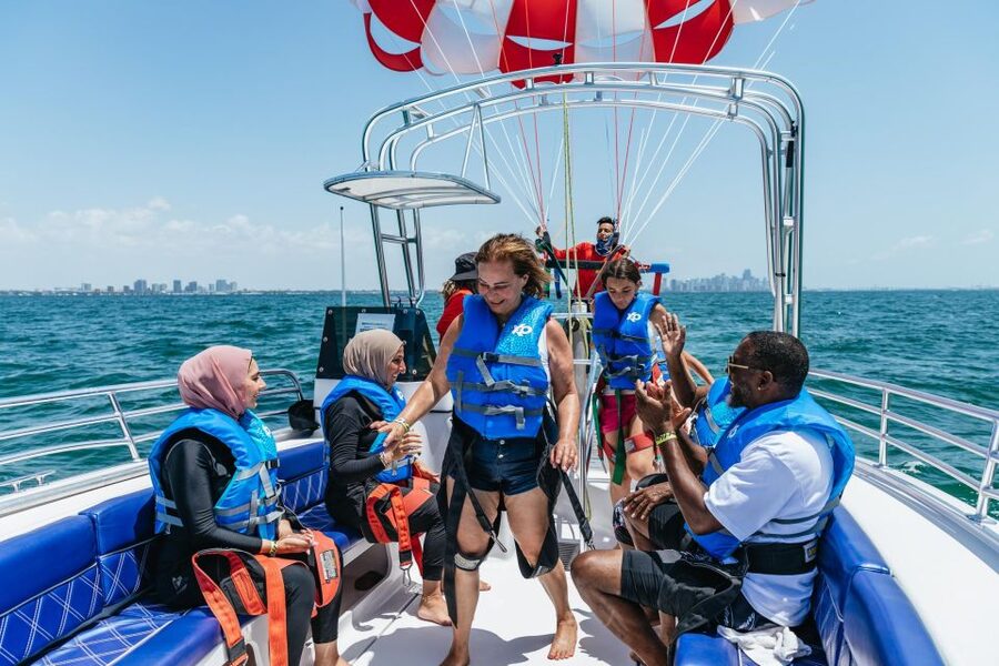 Miami: Parasailing Experience in Biscayne Bay - Landing back on the boat, optional photos, and the best way to prepare