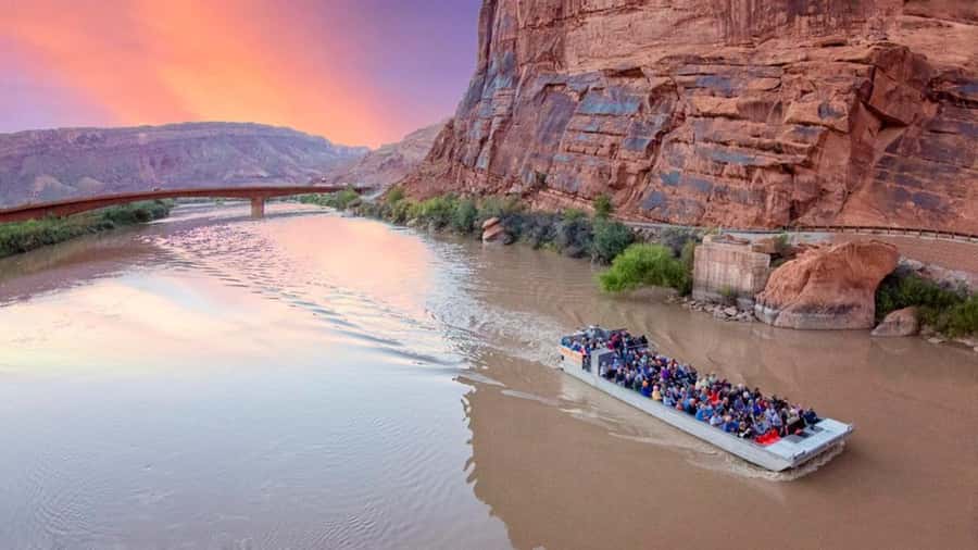 Moab: Colorado River Dinner Cruise with Music and Light Show - Key Things That Make This Cruise Worth Your Evening