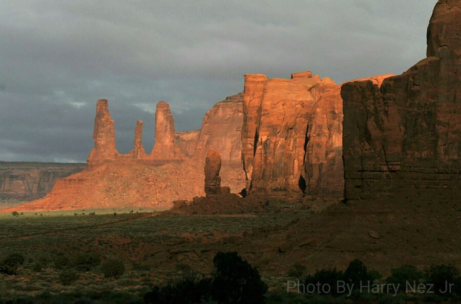Monument Valley: Scenic 2.5-Hour Guided Tour - Ear of the Wind at the sand dune: the souvenirs are free