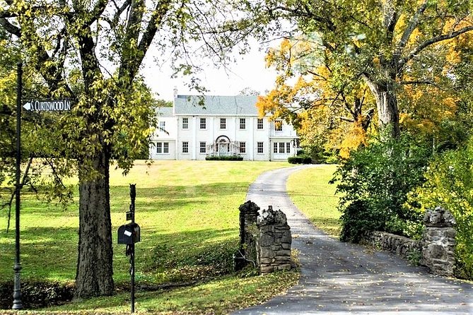 Nashville "Homes Of The Stars" Narrated Bus Tour with 30+ Celebrity Homes - Getting On The Bus at Gray Line Tennessee, 108 1st Ave S